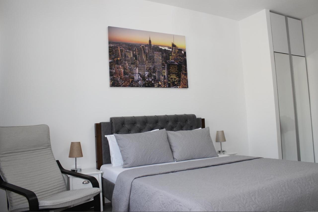 Luxury Center - Railways Station Apartment